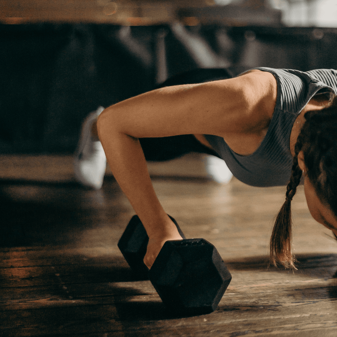 Entrenamiento de fuerza con mancuernas dentro del estudio